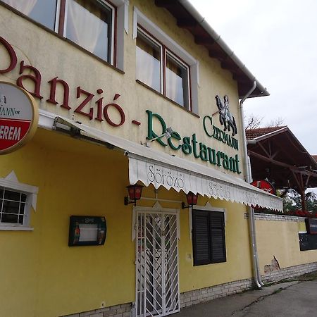 Czermann Panzio Es Etterem Hotel Oroszlany Ngoại thất bức ảnh
