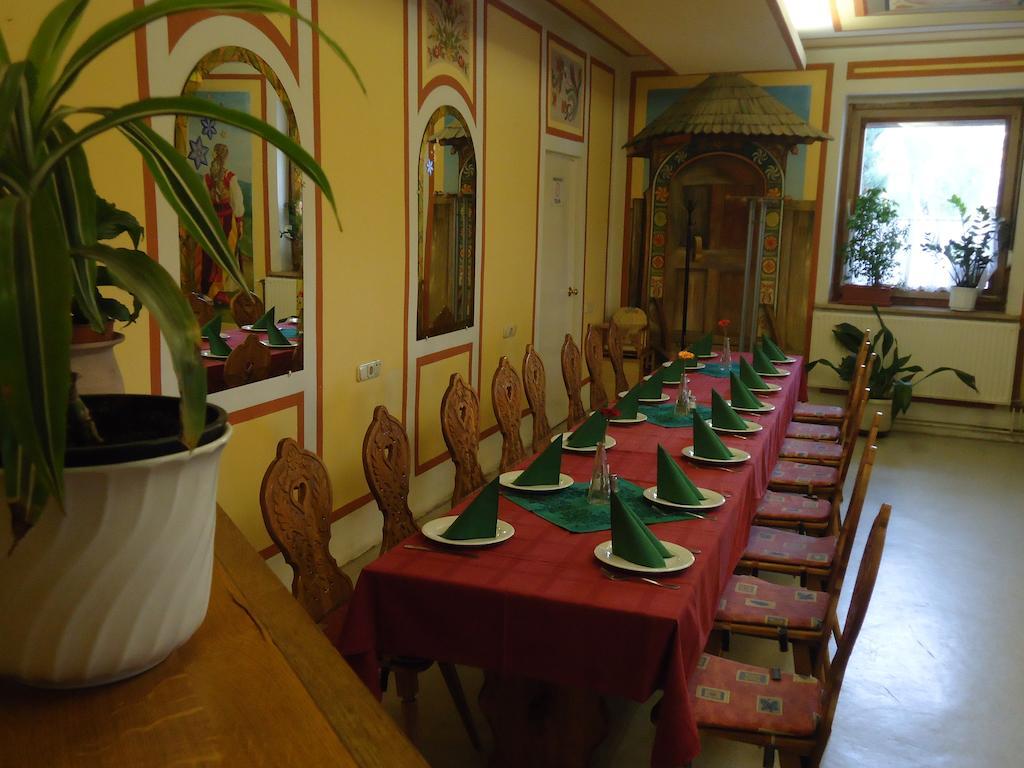 Czermann Panzio Es Etterem Hotel Oroszlany Ngoại thất bức ảnh