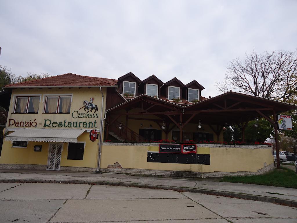 Czermann Panzio Es Etterem Hotel Oroszlany Ngoại thất bức ảnh