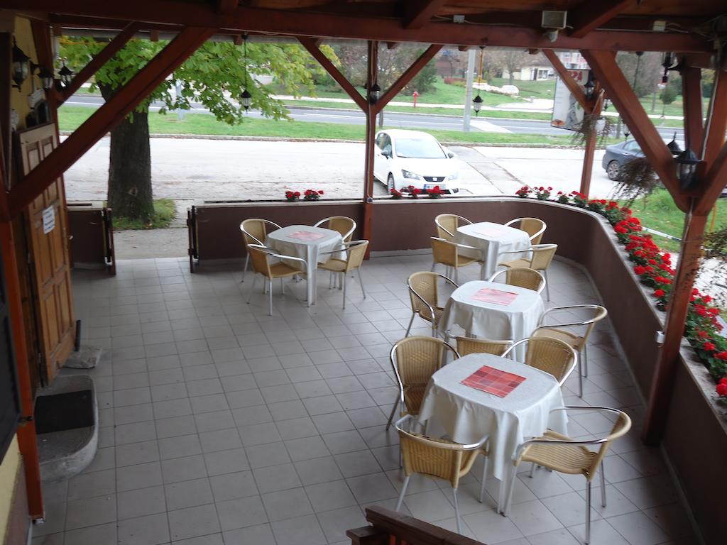 Czermann Panzio Es Etterem Hotel Oroszlany Ngoại thất bức ảnh