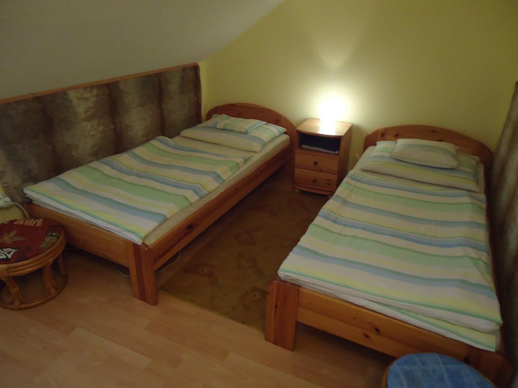 Czermann Panzio Es Etterem Hotel Oroszlany Phòng bức ảnh