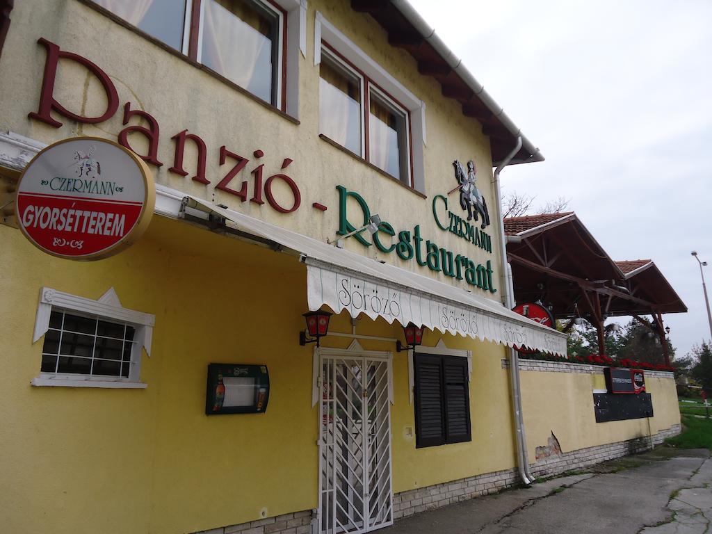Czermann Panzio Es Etterem Hotel Oroszlany Ngoại thất bức ảnh