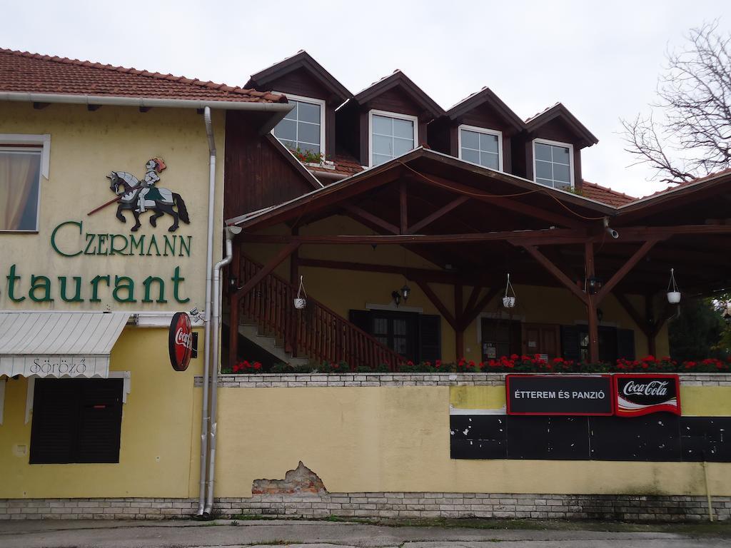 Czermann Panzio Es Etterem Hotel Oroszlany Ngoại thất bức ảnh