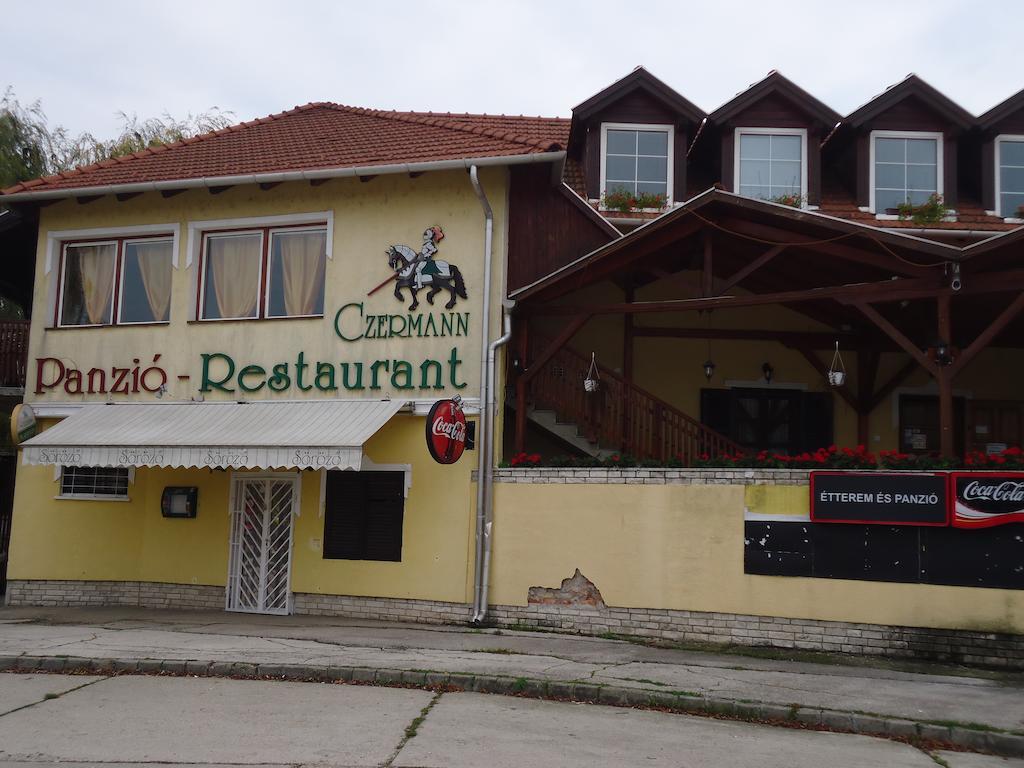 Czermann Panzio Es Etterem Hotel Oroszlany Ngoại thất bức ảnh