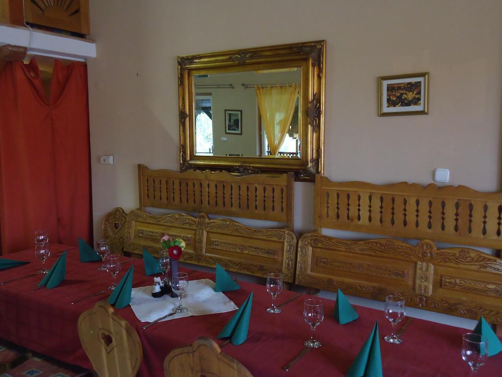 Czermann Panzio Es Etterem Hotel Oroszlany Ngoại thất bức ảnh