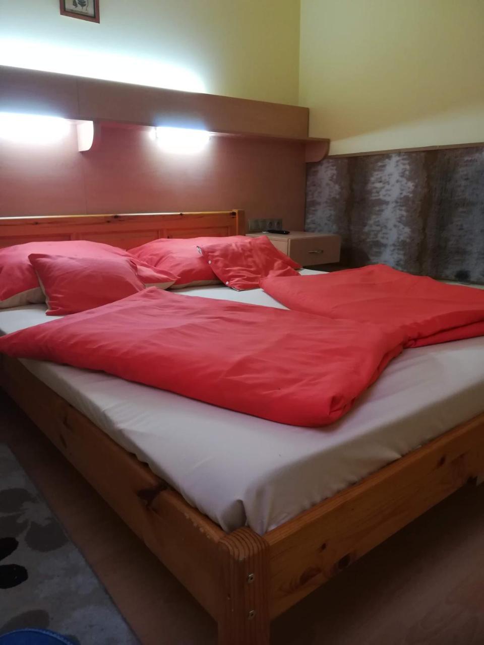 Czermann Panzio Es Etterem Hotel Oroszlany Ngoại thất bức ảnh